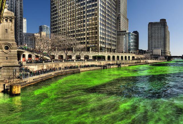 Grüner Fluss in Chicago an St. Patrick's Day