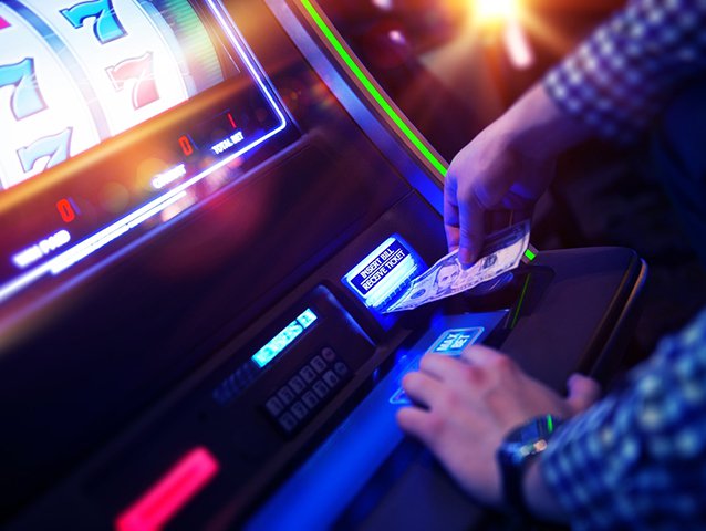 Geldeinzahlung am Spielautomat