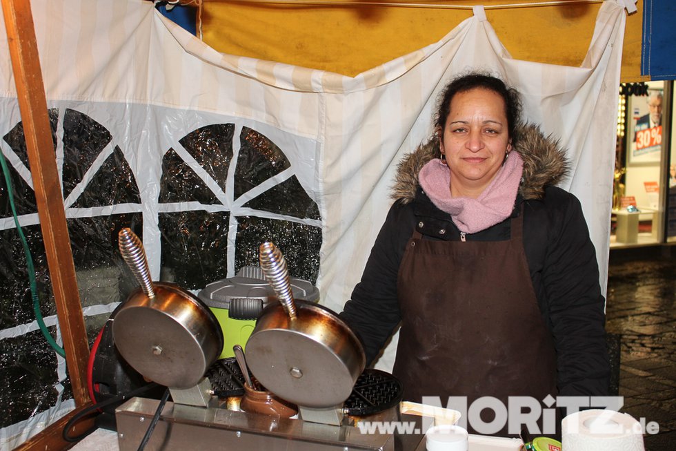 Regen und Feuershow eröffneten den diesjährigen Plochinger Weihnachtsmarkt. (3 von 40).jpg