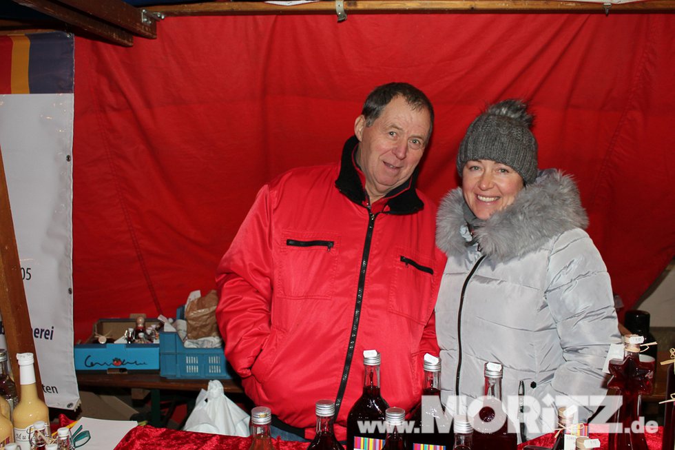 Regen und Feuershow eröffneten den diesjährigen Plochinger Weihnachtsmarkt. (5 von 40).jpg
