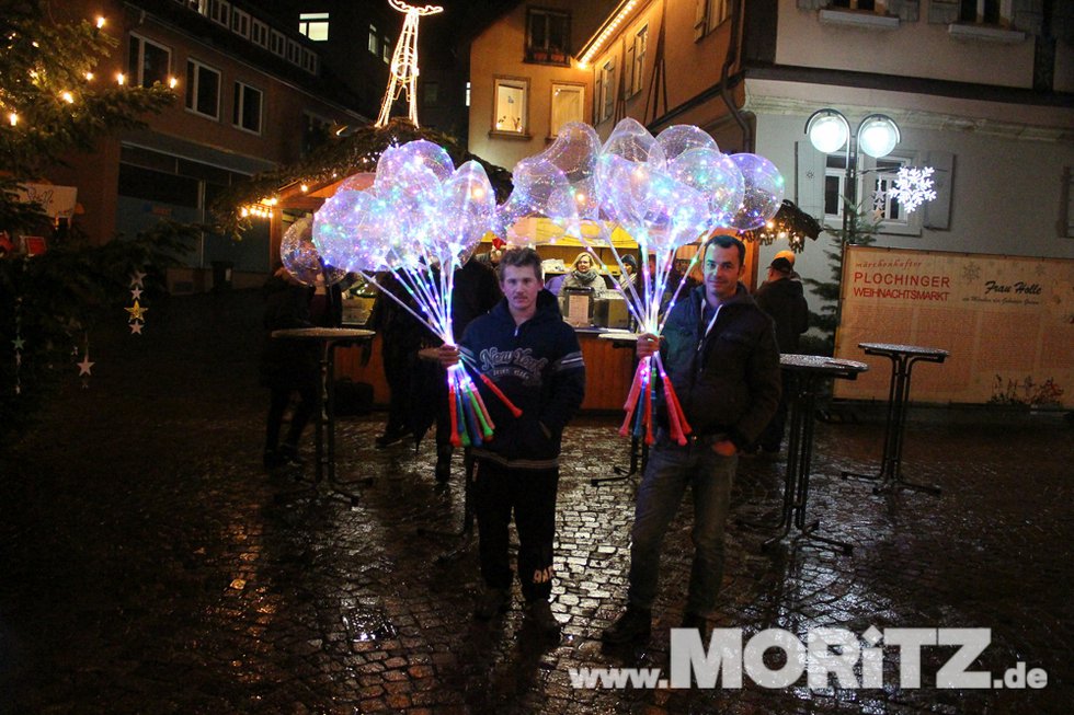 Regen und Feuershow eröffneten den diesjährigen Plochinger Weihnachtsmarkt. (28 von 40).jpg