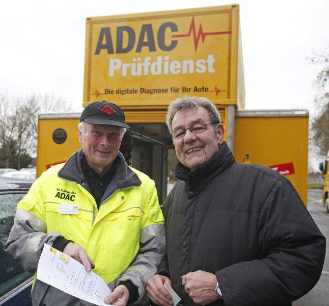 ADAC Mitglied Ewald Heiling (Heilbronn) bei der Entgegennahme des Prüfberichts