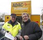 ADAC Mitglied Ewald Heiling (Heilbronn) bei der Entgegennahme des Prüfberichts
